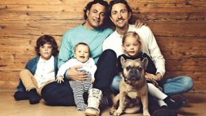 Johnny und Stefan   aus Stuttgart mit den  Zwillingen und dem dritten Baby der selben Leihmutter – auch der Hund gehört zur Familie. Foto: privat