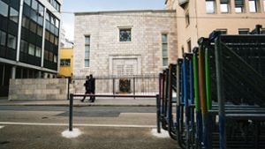 Noch heute stehen die Absperrgitter  vom Samstag vor der Synagoge. Foto: Lichtgut/Leif Piechowski