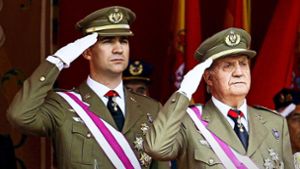 Felipe – damals noch Kronprinz – und sein Vater Juan Carlos – damals noch König – im Jahr 2008 bei einer Parade. Foto: dpa/Cebollada