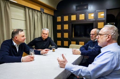 Andrzej Duda (von links), Präsident von Polen, sitzt mit seinen Amtskollegen Gitanas Nauseda (Litauen), Alar Karis (Estland) und Egils Levits (Lettland) im  Zug  nach Kiew. Foto: dpa/Jakub Szymczuk