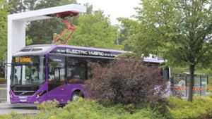 Derartige E-Busse werden ab 2018 in Göttingen fahren. In Stuttgart haben sich die SSB gegen Ladestellen im Stadtbild entschieden. Die Volvo-Busse, die zwischen Bad Cannstatt und der City pendeln, haben einen Dieselmotor, der auf definierten Strecken anspringt, um die Batterien zu laden. Foto: Volvo