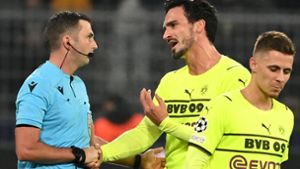 Mats Hummels versucht den Schiedsrichter noch zu überzeugen, dass es keine Rote Karte war – vergeblich. Foto: AFP/INA FASSBENDER