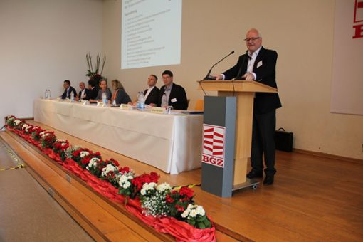 Aufsichtsratsvorsitzender Klaus Herrmann (rechts) führte am Montagabend im Bürgerhaus Rot durch die Mitgliederversammlung der BGZ. Foto: Bernd Zeyer