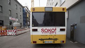 Wo der „Soko-Bus“ steht, können die Dreharbeiten nicht weit sein. Foto: Lichtgut/Leif Piechowski