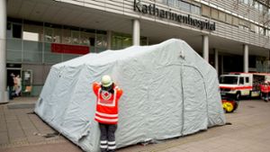 Vor dem Katharinenhospital ist ein separater Zugang zu einer  Corona-Ambulanz im Klinikum aufgebaut worden. Foto:Lichtgut/Leif/ Piechowski