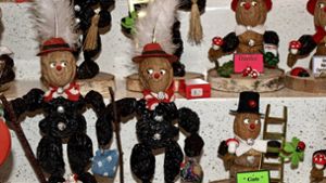 Die Zwetschgermännla sind auf  dem Nürnberger Christkindlesmarkt heiß begehrt. Über 350 verschiedene Drahtfiguren mit Dörrobst gibt es dort. Foto: Do/s Burger