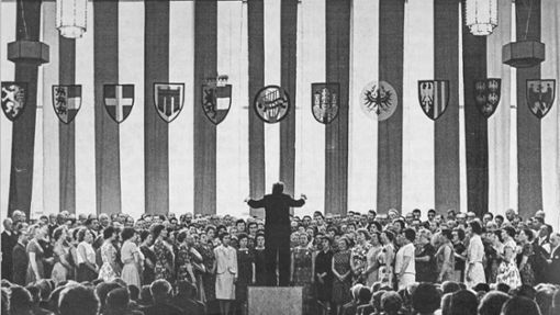 Die Chorgemeinschaft Mäder, darunter vorwiegend Mitglieder aus Göppingen, erklingt 1963 im Kongresshaus Salzburg. Foto: /Liederkranz Göppingen