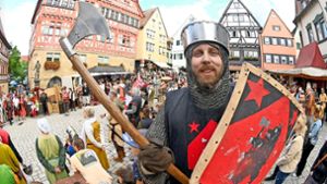 In der Stadt waren auch Ritter in Kettenhemden samt Streitaxt und Schild zu bestaunen. Foto: Werner Kuhnle