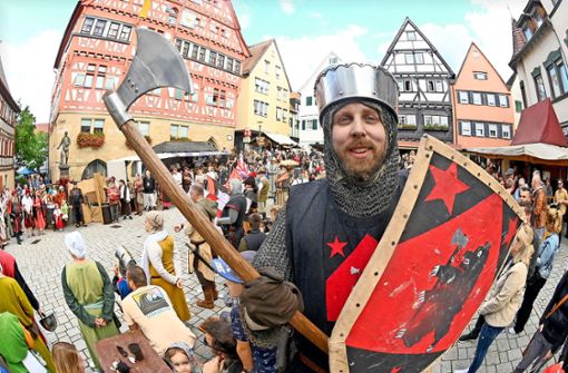 In der Stadt waren auch Ritter in Kettenhemden samt Streitaxt und Schild zu bestaunen. Foto: Werner Kuhnle