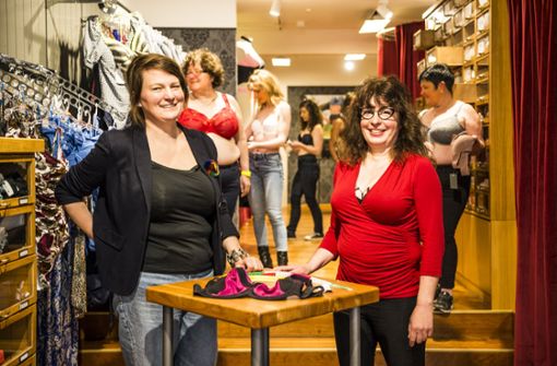 Silke Brucklacher (rechts) und Mitinhaberin Kristina Wilhelm in ihrem Laden: „Wir sind hier  sozusagen an der Basis.“ Foto: Sichtlichmensch/Andy Reiner