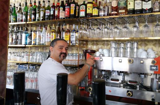 Yusuf Oksaz steht in seinem Lokal Mrs. Jones an der Espressomaschine. Sein Club Dilalyla an der Eberhardstraße  sei auf eine liberale Sperrzeitregelung angewiesen, sagt er. Foto: Jürgen Brand