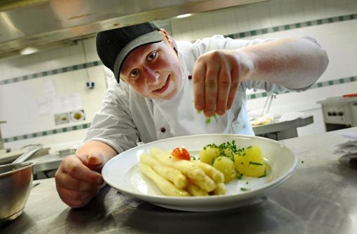 Wer Koch werden möchte, hat gute Chancen auf einen Ausbildungsplatz. Foto: picture alliance //Tobias Hase