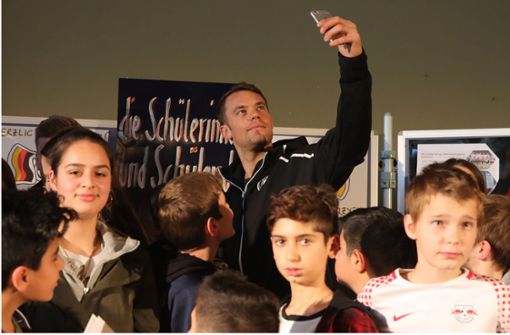 Nationaltorhüter zum Anfassen: Manuel Neuer im Kreise Leipziger Schüler Foto: Getty