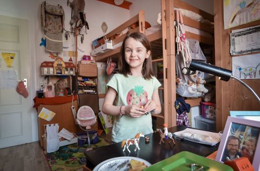 In Paulinas Zimmer wird es nie langweilig, all ihre Spielsachen und Kuscheltiere sind platzsparend verstaut. Foto: Lichtgut/Ferdinando Iannone