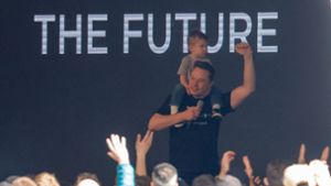 Tesla-Chef Elon Musk ist zu einem Besuch in die Gigafactory in Grünheide bei Berlin gekommen - und hat seinen Sohn mitgebracht. Dort spricht der 52-Jährige zu den Mitarbeitern und will sich ein Bild von der Lage nach dem Stromausfall infolge eines Brandanschlags machen. Foto: Carsten Koall/dpa