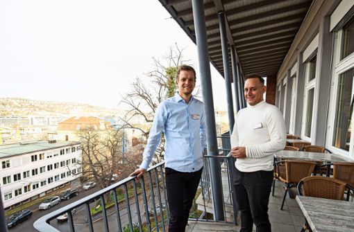 Herrlicher Ausblick: Michael Rothmund und Helge Dörr auf der Terrasse der Jugendherberge Stuttgart. Foto: Lichtgut/Leif Piechowski