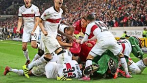  Die Profis des VfB Stuttgart feiern ausgelassen das 2:1 im Siel gegen den 1. FC Köln. Foto: Baumann
