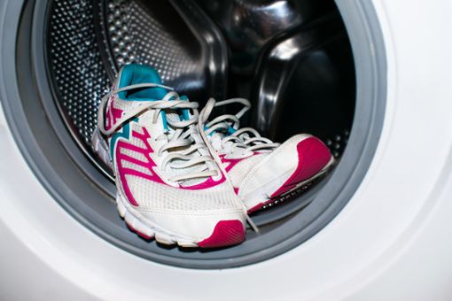 Wählen Sie ein schonendes Programm für die Schuhe. Foto: Iryna Imago / shutterstock.com