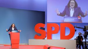 Alleine auf der großen Bühne: Die spätere SPD-Vorsitzende Foto: dpa/Oliver Berg