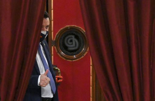 Matteo Salvini, Chef der rechten Lega, zeigt den Daumen nach oben. Doch was bedeutet das für die Präsidentschaftswahl? Foto: dpa/Alessandro Di Meo