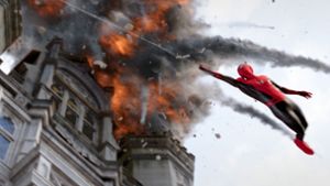Er schwingt wieder: Tom Holland als Superheld Spider-Man, der seinen Augen nicht mehr trauen kann Foto: Verleih