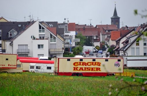 Trotz einer Räumungsaufforderung will der Zirkus Kaiser seine Vorstellungen wie geplant am Ortsrand von Harthausen abhalten. Foto: Norbert J. Leven