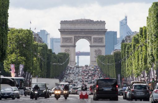 Das Pariser Wahrzeichen bleibt zunächst unverhüllt. Foto: dpa/Peter Kneffel