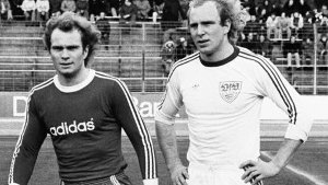 Da war die Brust des VfB Stuttgart noch blank: Im Januar 1976 kickte Uli Hoeneß (links) für Bayern München mit Adidas-Schriftzug, bei Bruder Dieter und dem VfB gabs noch nichts zu lesen. Das folgte dann ... Foto: Pressefoto Baumann