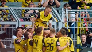 Die Dortmunder Spieler bejubeln mit Marco Reus sein Tor zum 2:0. Foto: Bernd Thissen/dpa