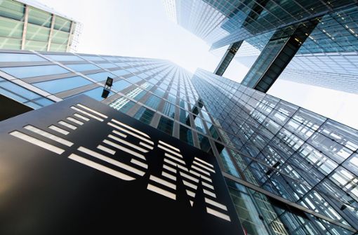 IBM-Logo am Eingang eines der Highlight Towers in München. Der Konzern will in den kommenden drei Jahren in Deutschland neue Stellen schaffen. Foto: dpa
