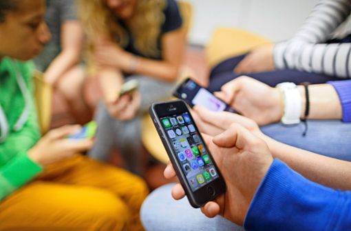 Der Umgang mit Smartphones muss  geregelt sein. Während des Unterrichts dürfen die Schüler sie weder angeschaltet lassen noch aus der Tasche nehmen. Foto: imago