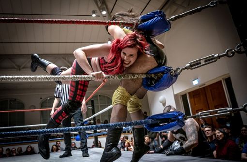 Solche Bilder soll es auch aus Untertürkheim geben: Frauen-Wrestling im Lindenmuseum im Rahmen der Dragon-Days im Oktober 2019. Foto: Lichtgut//Julian Rettig