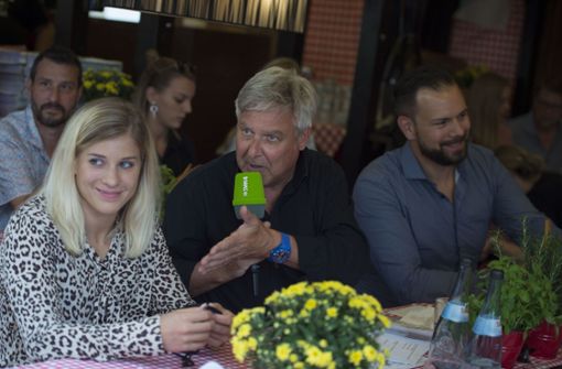 Plaudern beim Weindorf: Turnerin Elisabeth Seitz, Moderator Axel Graser, City-Manager Sven Hahn (von links). Foto: Lichtgut