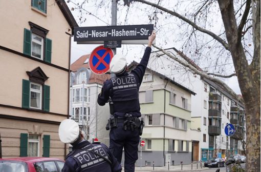 Die Polizei hat ein überklebtes Schild bereits wieder befreit. Foto: Andreas Rosar/Fotoagentur-Stuttg
