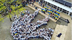 Die Schulgemeinschaft des Gottlieb-Daimler-Gymnasiums setzt ein Zeichen: Die Kinder und Jugendlichen gestalten eine Friedenstaube. Foto: GDG/Yvonne Dieterle