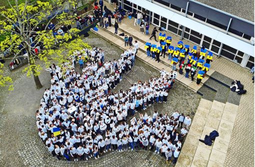 Die Schulgemeinschaft des Gottlieb-Daimler-Gymnasiums setzt ein Zeichen: Die Kinder und Jugendlichen gestalten eine Friedenstaube. Foto: GDG/Yvonne Dieterle