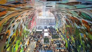 Architektonisches Wahrzeichen: Die vom niederländischen Büro  MVRVD  entworfene  neue Markthalle in Rotterdam ist ein bewohnter Bogen, der die  Stände überspannt Foto: Daria Scagliola/Stijn Brakkee