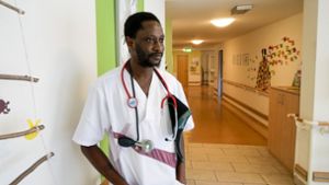 Sedia Kijera hat sich zur Pflegehilfskraft ausbilden lassen – und wird im Kirchheimer Pflegeheim am Mühlbach gebraucht. Foto: Simon Granville