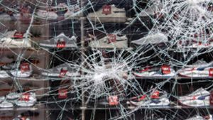 In der Krawallnacht wurden zahlreiche Schaufensterscheiben beschädigt. Foto: dpa/Silas Stein