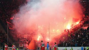 Pyrotechnik im Einsatz – VfB-Fans zündeten beim Auswärtsspiel in Hoffenheim zum bislang letzten Mal. Foto: Pressefoto Baumann