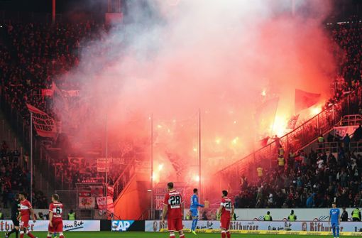 Pyrotechnik im Einsatz – VfB-Fans zündeten beim Auswärtsspiel in Hoffenheim zum bislang letzten Mal. Foto: Pressefoto Baumann
