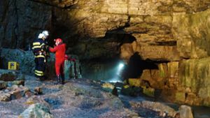 Im Einsatz: Rettungskräfte der Bergwacht und Feuerwehrleute an der Falkensteiner Höhle. Foto: dpa
