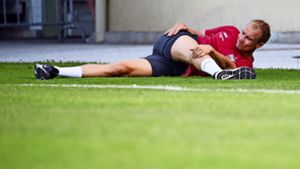 Holger Badstuber dehnt seine Muskulatur, um beim VfB bald schon wieder eine starke Rolle zu übernehmen. Foto: Baumann