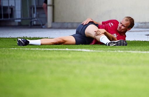 Holger Badstuber dehnt seine Muskulatur, um beim VfB bald schon wieder eine starke Rolle zu übernehmen. Foto: Baumann