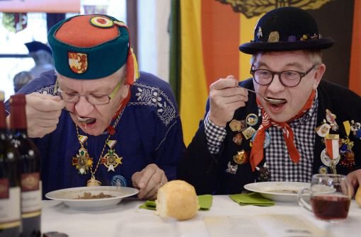 Ministerpräsident Winfried Kretschmann (links) und Landtagspräsident Guido Wolf müssen die närrische Froschkuttel-Suppe auslöffeln. Foto: dpa