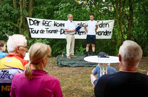 Der RSC-Vorsitzende  Konrad Werner (links) ehrt Alexander Krieger. Foto: Simon Granville