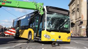 Kranbagger rammt Linienbus – mehrere Verletzte