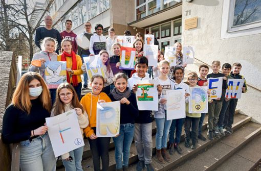 Schülerinnen und Schüler des Neuen Gymnasiums Leibniz mit einer selbstgemalten Friedensbotschaft. Foto: Lichtgut/Max Kovalenko