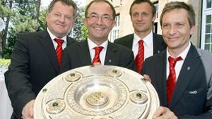 Bei der Meisterschaft des VfB Stuttgart 2007 war Erwin Staudt (2. v. li.) Präsident, Horst Heldt (re.) Sportdirektor. Foto: dpa/Bernd Weißbrod