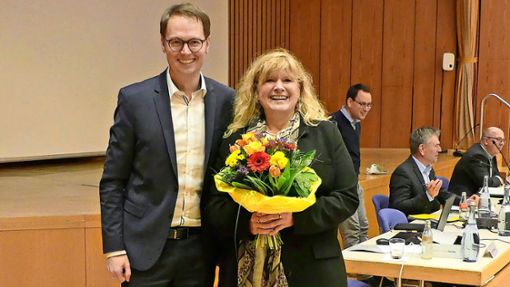 Auch der  Waiblinger Oberbürgermeister Sebastian Wolf gratuliert Nicole Grüner. Foto: Stadt Waiblingen